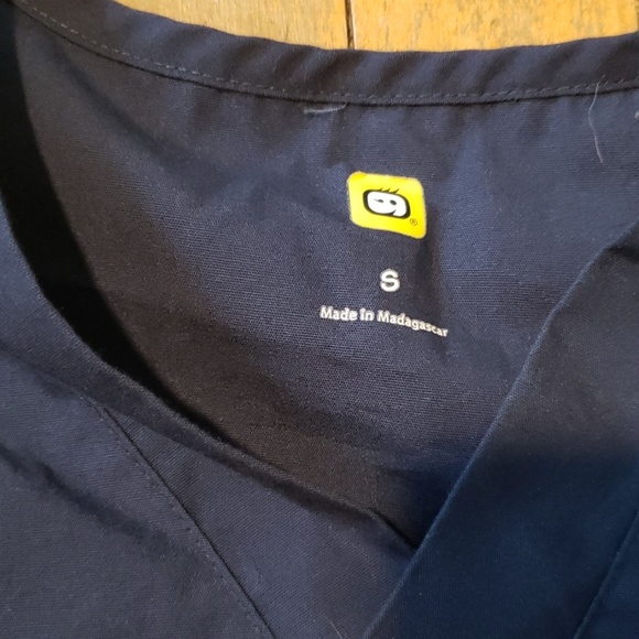 Wonder wink scrub top - Picture 2 of 2